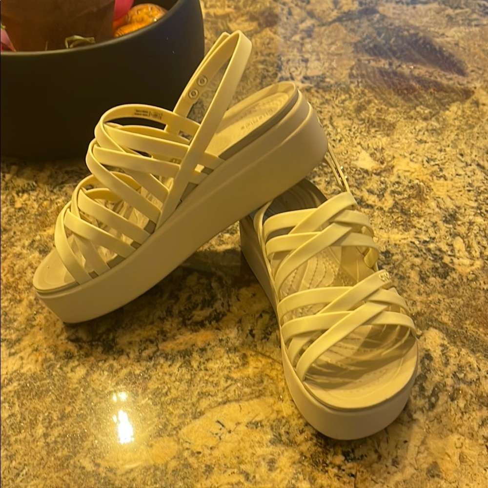 Women's Croc Brooklyn strappy Cream Platform Sandals. Worn a handful of times W8